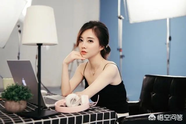 冯提莫因会计门事件被央视点名批评，为什么最近反而活跃在各大卫视的歌唱比赛和选秀节目上？