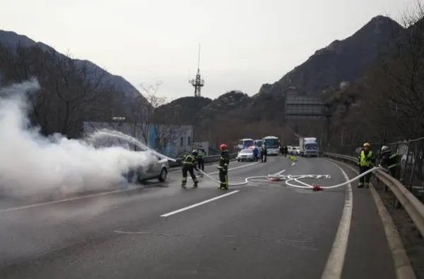 帕萨特行驶中自燃怎么回事?