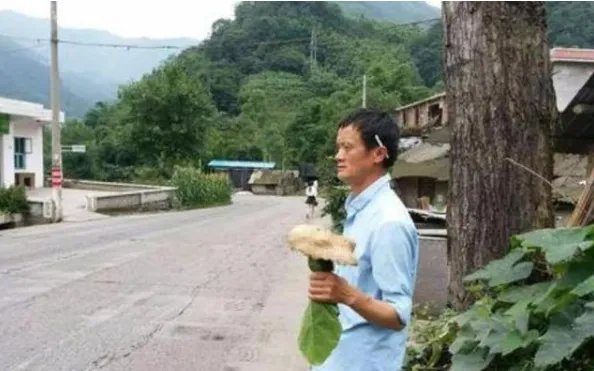 四川农民撞脸马云,被经纪公司选中走红,如今怎样?