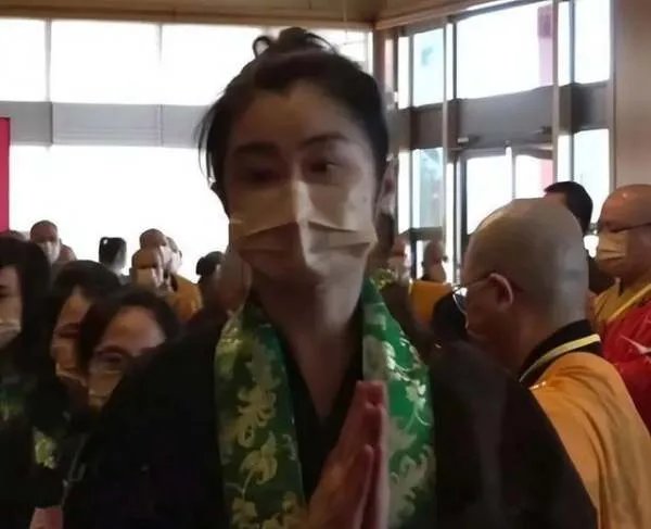 王祖贤近照曝光,被网友质疑整容,与年轻时的照片对比,判若两人,你咋看?