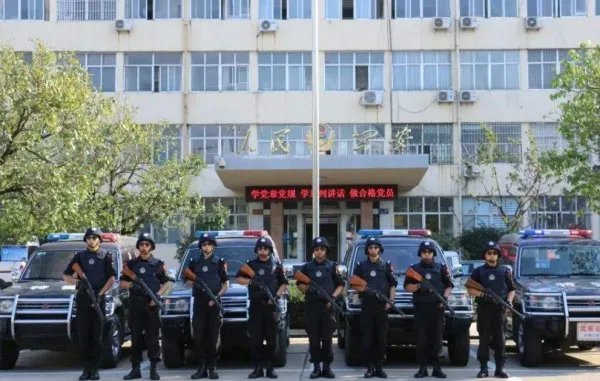 大连兵哥哥手撕车玻璃救人,你怎么看待兵哥哥的正义感?