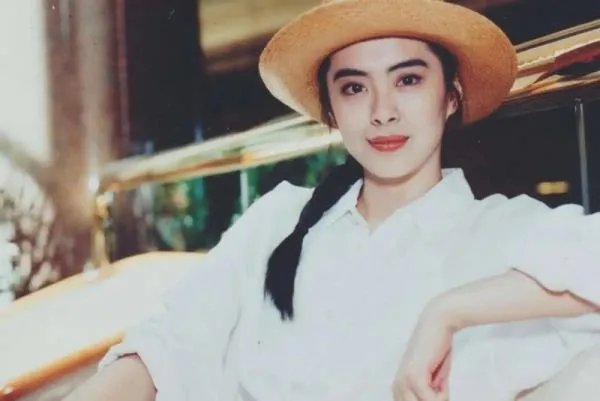 王祖贤近照曝光,被网友质疑整容,与年轻时的照片对比,判若两人,你咋看?