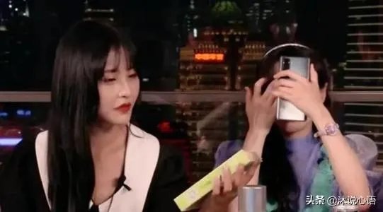 郑爽直播事件,是职业素养问题,还是真性情使然?