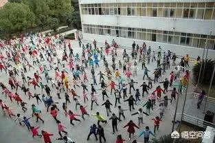 广场舞大妈,是如何成为人们心中的热门?