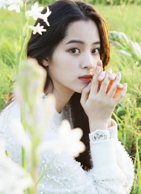 欧阳娜娜跨界艺术展现场美照时尚感足,她为什么这么会拍照?