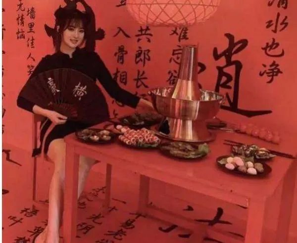 孟晚舟脚镣未除,姚安娜扎丸子头吃火锅,同爹不同命,你觉得呢?