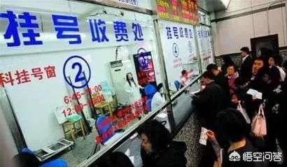 山东滨州一病人突然去世,家属聚在医院门口哭诉:为什么拖着不检查。你咋看?