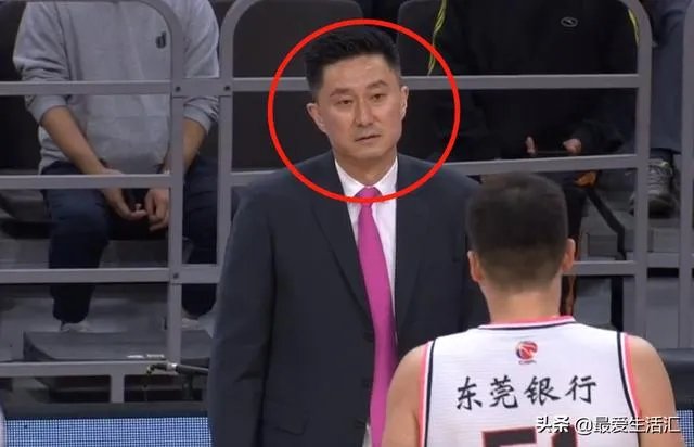 广东男篮随队记者关辛,晒出了球队在圣诞之夜的晚餐,杜锋看着录像喝鸭汤,你怎么看?