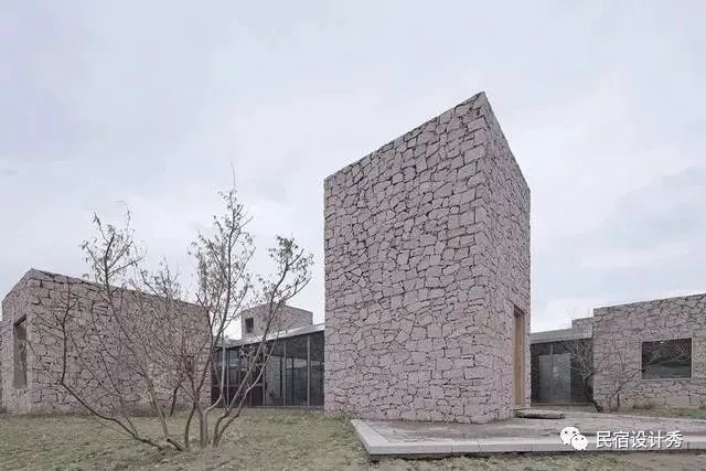 方整简洁,质感粗粝的土红色“盒子”