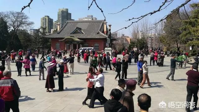 广场舞大妈,是如何成为人们心中的热门?