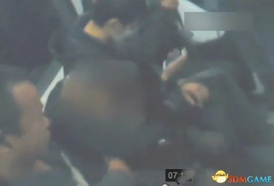 地铁女乘客被摸胸10分钟没察觉 过程被一网友偷拍