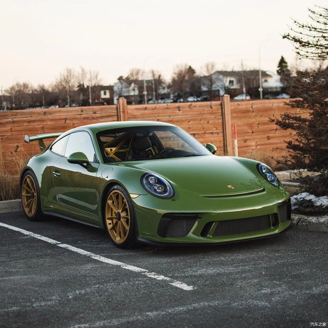 搭配金色轮毂的“Sao绿色”保时捷911 GT3