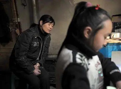 孟晚舟脚镣未除,姚安娜扎丸子头吃火锅,同爹不同命,你觉得呢?