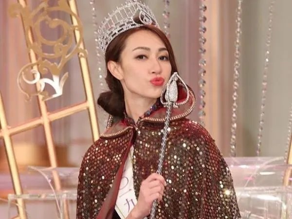 港姐冠军黑料被扒出:曾是小三上位,家庭背景雄厚,她家庭背景到底有多雄厚?