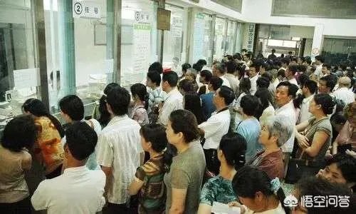 山东滨州一病人突然去世,家属聚在医院门口哭诉:为什么拖着不检查。你咋看?