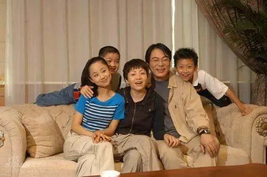 孟晚舟脚镣未除,姚安娜扎丸子头吃火锅,同爹不同命,你觉得呢?