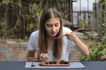纪录片《舌尖上的中国》和《流行世界的美食》比较有哪些异同?