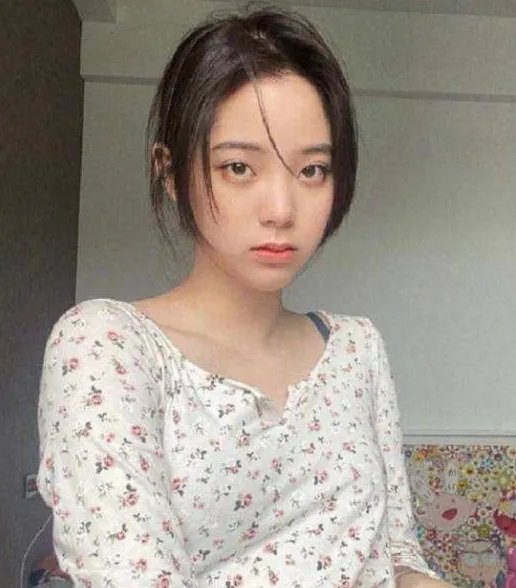 欧阳娜娜跨界艺术展现场美照时尚感足,她为什么这么会拍照?