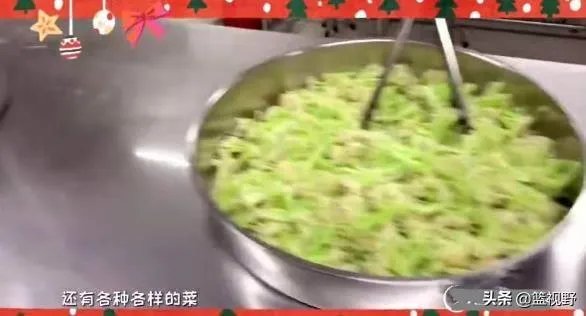 广东男篮随队记者关辛,晒出了球队在圣诞之夜的晚餐,杜锋看着录像喝鸭汤,你怎么看?