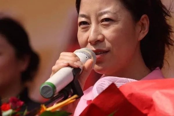吴镇宇和王丽萍两人结婚18年,王丽萍从来都没有做过一顿饭,吴镇宇到底有多宠老婆?
