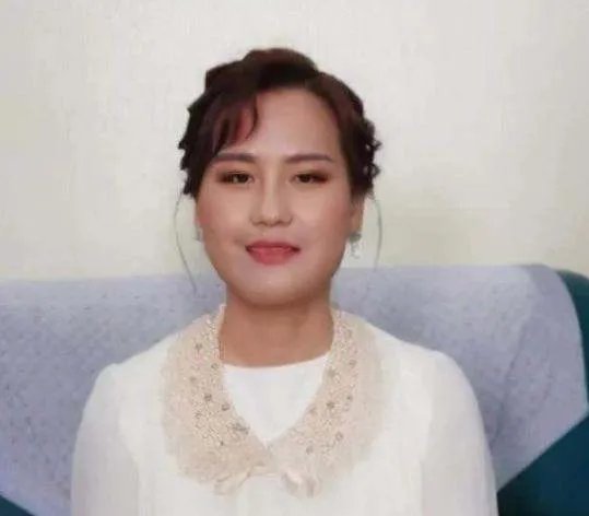 还记得“歪脸女孩”赵宏秋吗？整容变女神，弃百万年薪当老师，你怎么看？