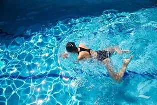 工作人员劝阻游客反被推下水,如何看待这件事?