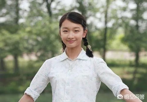 为什么周冬雨年纪不大但是在圈里的人脉这么广？