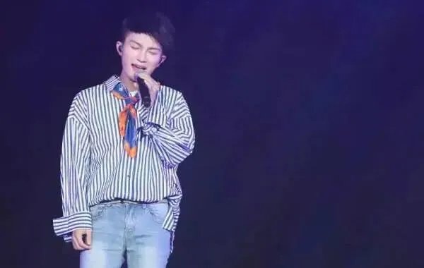 周深在卡布时期唱的《光》就已经具有很高技巧性了,这样的音域是天生的吗?
