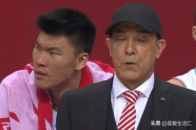首钢和新疆队比赛中,得分状态最好的林书豪在末节坐冷板凳,这是怎么回事?