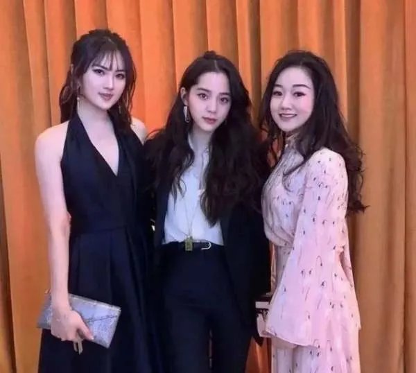 孟晚舟脚镣未除,姚安娜扎丸子头吃火锅,同爹不同命,你觉得呢?
