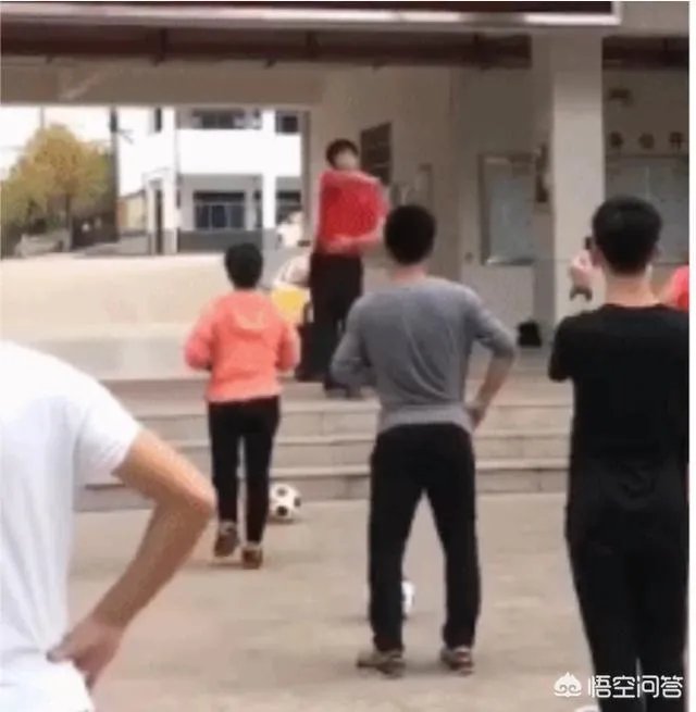 网曝梅州推出足球舞教学视频，舞跳了三分钟足球却一动没动，引起网友怒喷，你怎么看？