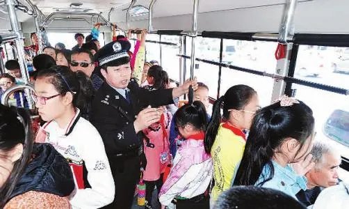 公交司机一声吼小偷吓得将赃物扔掉,公交车为何成为盗窃重灾区?