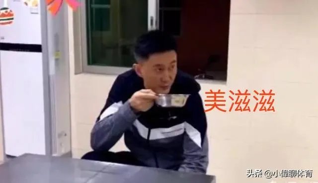 广东男篮随队记者关辛,晒出了球队在圣诞之夜的晚餐,杜锋看着录像喝鸭汤,你怎么看?