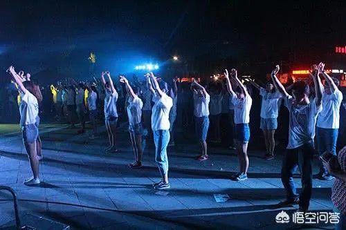广场舞大妈,是如何成为人们心中的热门?