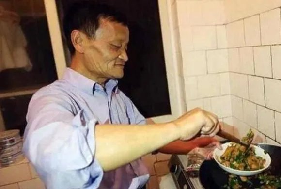 四川农民撞脸马云,被经纪公司选中走红,如今怎样?