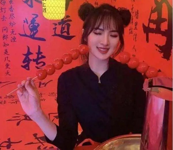 孟晚舟脚镣未除,姚安娜扎丸子头吃火锅,同爹不同命,你觉得呢?