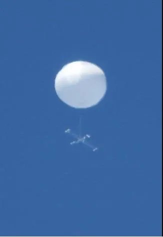 日本上空出现不明球体,自卫队抵近侦察未果,到底是什么飞行物?