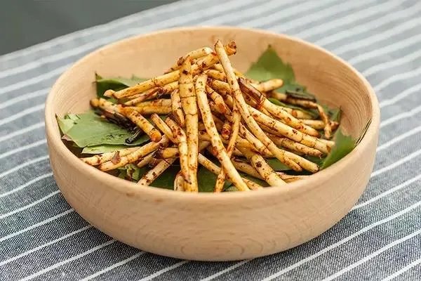 纪录片《舌尖上的中国》和《流行世界的美食》比较有哪些异同?
