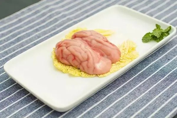 纪录片《舌尖上的中国》和《流行世界的美食》比较有哪些异同?