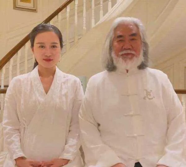 杜星霖顶着“三儿”的罪名,嫁给大31岁张纪中,二人婚后生活的幸福呢?