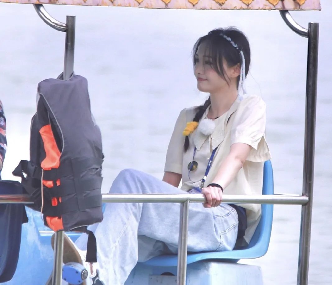 郑爽手机掉湖里,你觉得划船是否不应该玩手机?