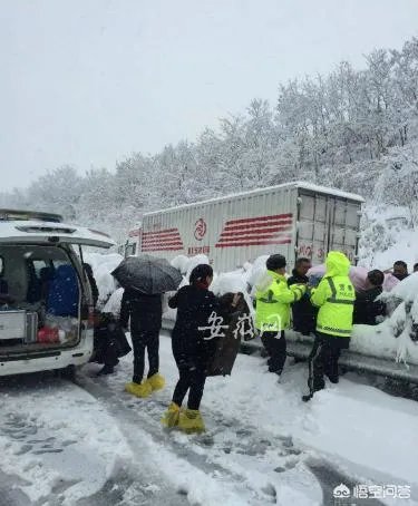 如何看待“雪天救护车被堵在高速,六安交警逆行送病患”这件事?
