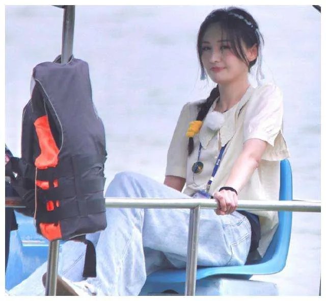 郑爽手机掉湖里,你觉得划船是否不应该玩手机?