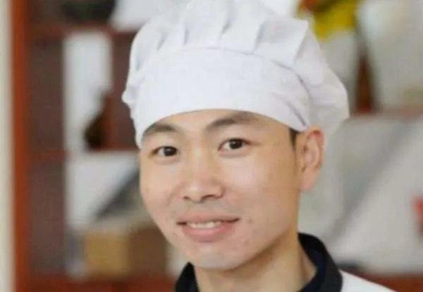 当年那个为了女粉丝,辞职回家结婚的“拉面哥”,他后来还好吗?