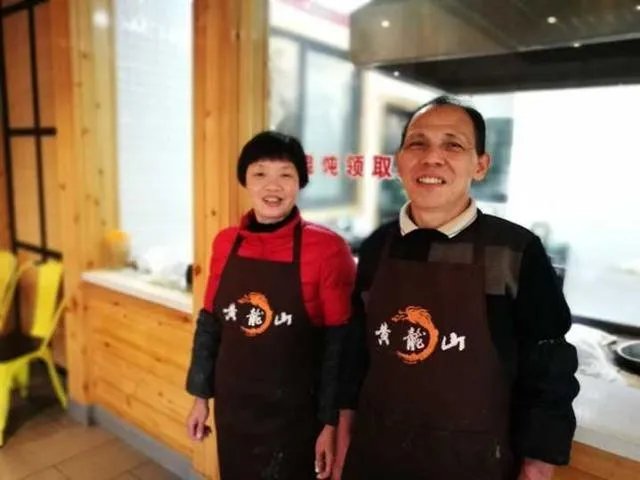 浙江一大爷做烧饼被称为“烧饼一哥”,年薪35万,这事你怎么看?