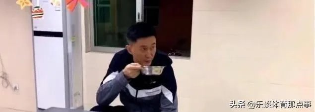 广东男篮随队记者关辛,晒出了球队在圣诞之夜的晚餐,杜锋看着录像喝鸭汤,你怎么看?