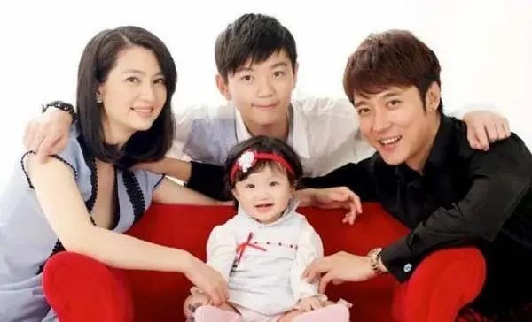 孟晚舟脚镣未除,姚安娜扎丸子头吃火锅,同爹不同命,你觉得呢?