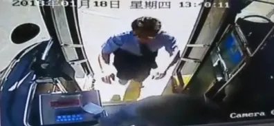 海南一行驶公交车司机被拽下车是什么情况?