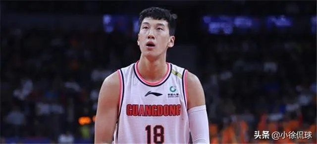 广东男篮随队记者关辛,晒出了球队在圣诞之夜的晚餐,杜锋看着录像喝鸭汤,你怎么看?