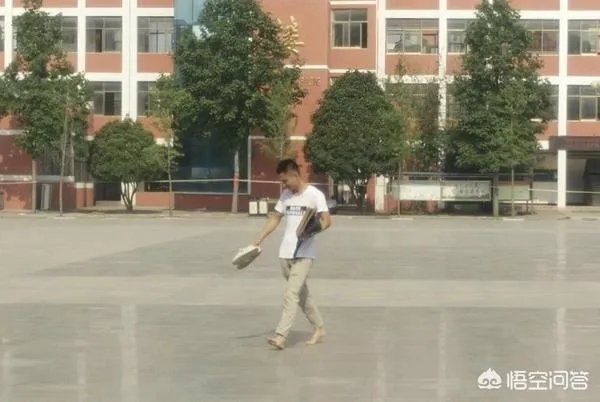 与考生换鞋,南阳一老师赤脚行走的照片火了,你怎么看?